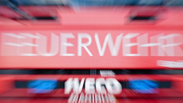 Brände: Sportwagen raucht während der Fahrt und brennt komplett aus