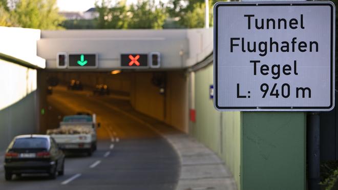 Zu hohes Fahrzeug: Der Tunnel Flughafen Tegel ist stadtauswärts zwischen den Ausfahrten Am Festplatz und Seidelstraße gesperrt. (Archivbild)