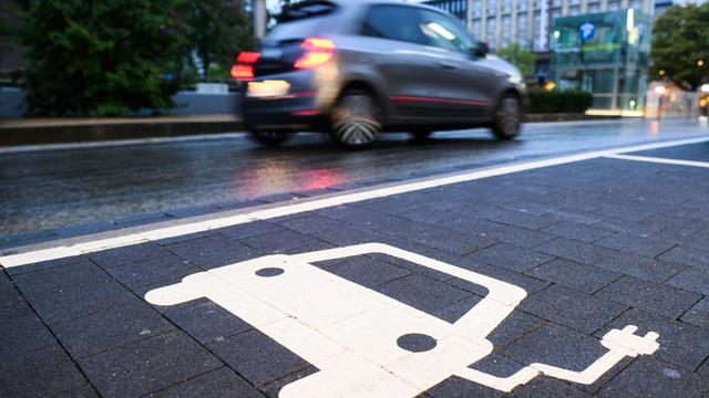 Elektromobilität: Versicherung: Immer mehr Autofahrer wechseln zum Elektroauto