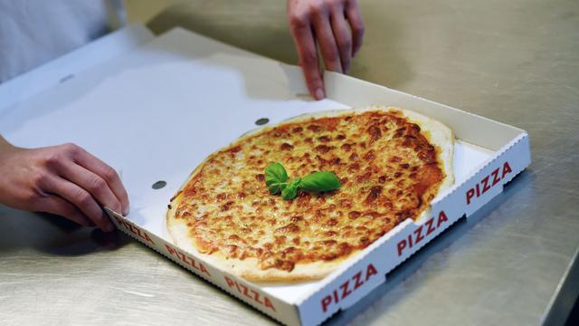 Streit wegen falschem Belag: Wirt bewirft Kundin mit Pizza