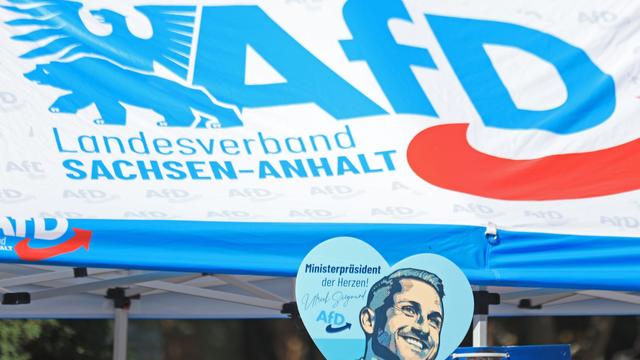 Polizei muss einschreiten: Auseinandersetzung an AfD-Wahlkampfstand in Magdeburg