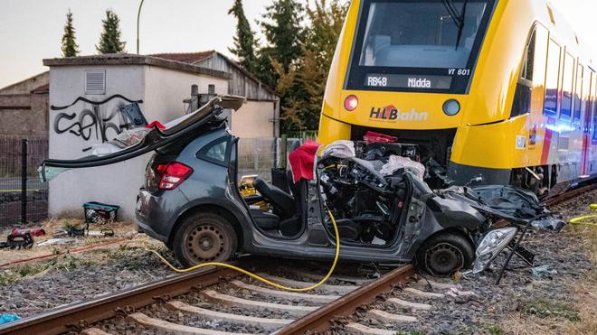 Schranken waren geschlossen: Feuerwehrleute befreiten die eingeklemmte Frau aus dem Auto.