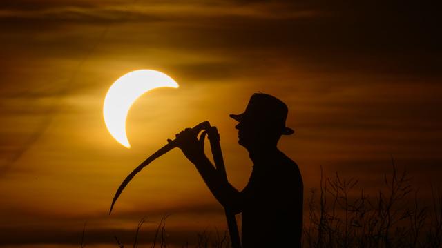 Naturschauspiel: Blick nach oben zur Sonnenfinsternis - Run auf Planetarium