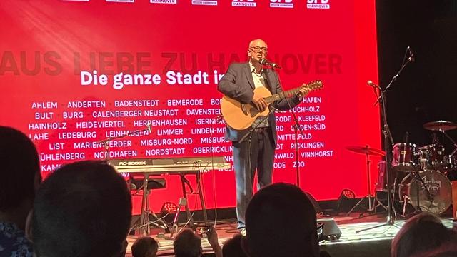Wahlkampf mit Gitarre: Bovenschulte singt für die SPD in Niedersachsen