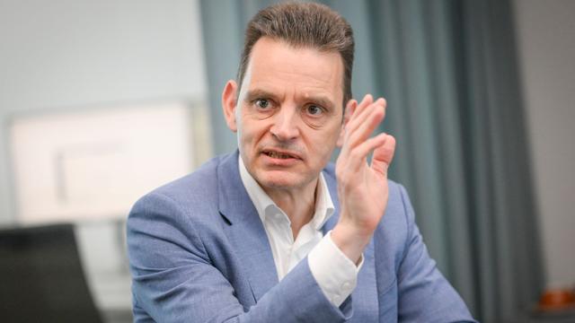 Versorgungssicherheit: Eon-Chef sieht Gefahr durch Drohnen-Angriffe auf Stromnetze