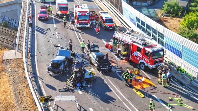 Kind saß mit im Wagen: Frontalzusammenstoß auf B41 - eine Tote, Schwerverletzte