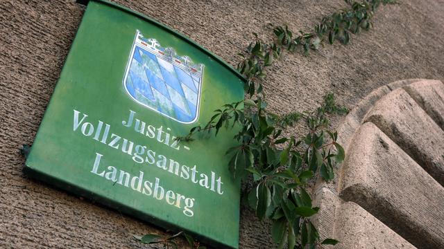 German prison officer jailed for smuggling phones to inmate