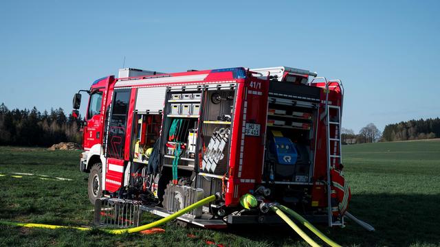 Hohe Rauchsäule sichtbar: Hühner bei Scheunenbrand getötet und Traktor zerstört