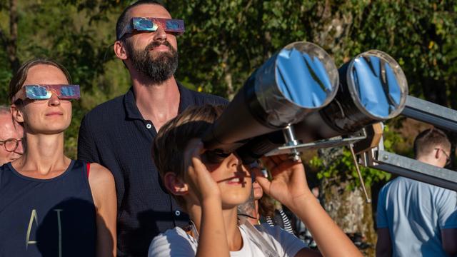 Spektakel am Himmel: Mit Bollerwagen und Brille: Sonnenfinsternis in der Eifel
