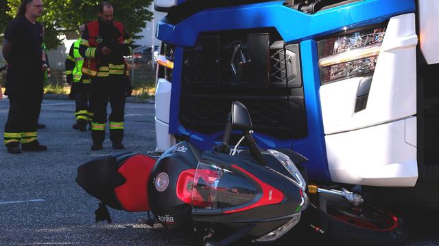 Unfälle: Motorradfahrer stößt mit Lkw zusammen und stirbt
