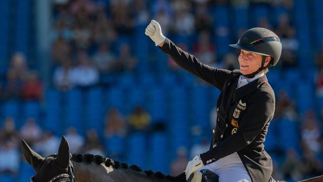 Bild: Pferdesport: Rekordreiterin Werth feiert mit dem Team ihr zehntes WM-Gold