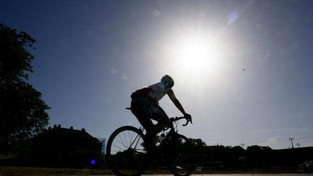 Ursache unklar: Rennradfahrer lebensgefährlich verletzt
