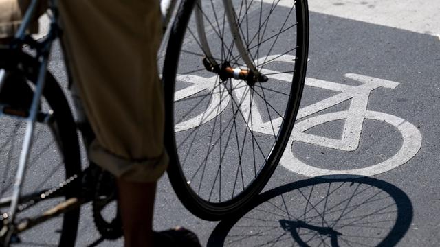 Polizei ermittelt: Spuckattacken auf Radweg und Bedrohung mit Messer