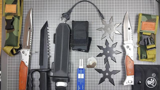 Im Taxi: Teenager mit verbotenen Waffen an Grenze gestoppt