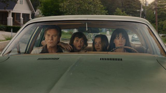 Neu im Kino: «The End of Oak Street»: Anne Hathaway kämpft gegen Dinos