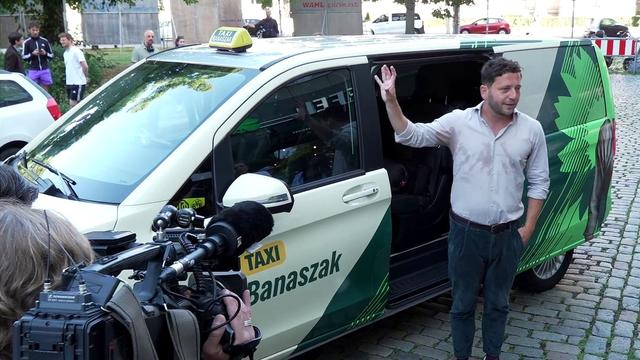 Fahrtdienste: Wahlkampf: Grünen-Chef wird zum Taxifahrer