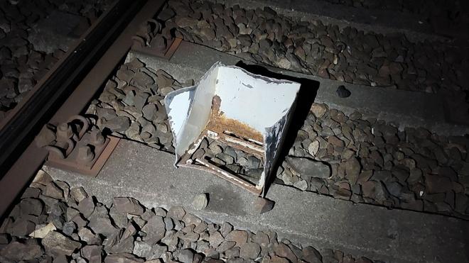 Thüringen: Ein Tresor in einem Gleisbett hat am Dienstagabend in Ilmenau für eine Streckensperrung gesorgt.