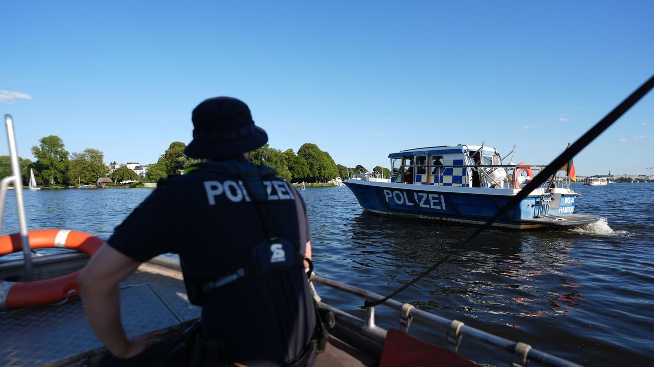 Hamburg Police Crack Down on Water Traffic: Overcrowded Ferry and Drunk Canoeist Caught on Alster and Elbe