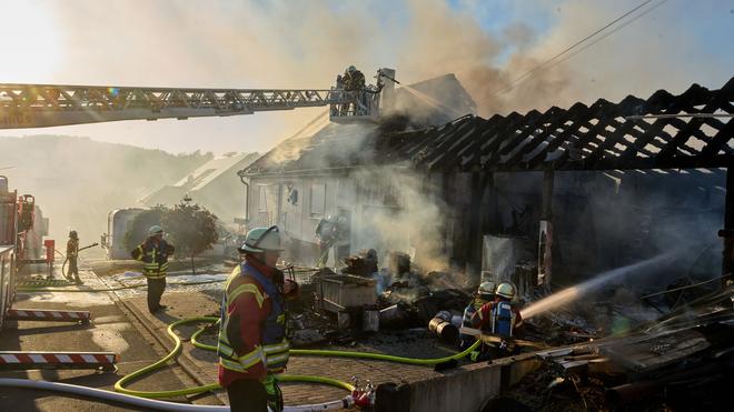 Brände: Aus bisher ungeklärter Ursache ist eine Dachdeckerfirma in Sessenbach in Brand geraten.