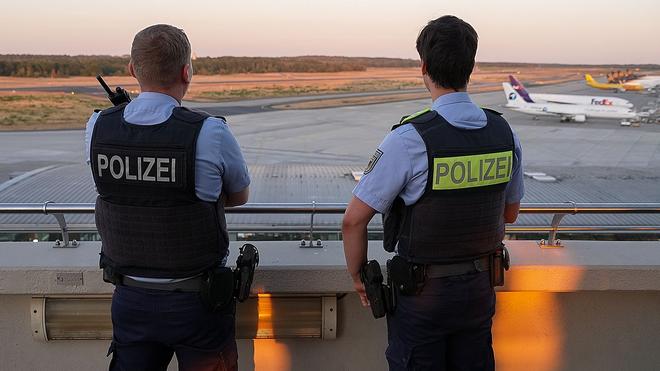 Flughafen Köln/Bonn: Am Flughafen Köln/Bonn ist am Mittwoch der Flugbetrieb aufgrund von Drohnensichtungen beeinträchtigt gewesen.