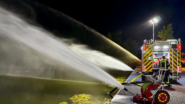 Hitzefolgen: Erfrischung für Fische: Feuerwehr kühlt Gießener See