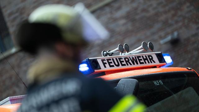 Feuerwehr im Einsatz: Flammen schlagen aus Fenster von Kindergarten