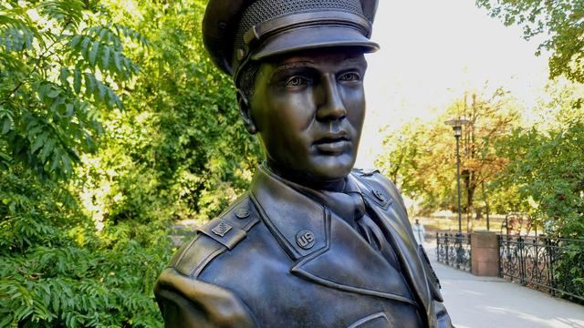 Jubiläum: Glanz statt Koteletten – Elvis-Statue wird fünf Jahre alt