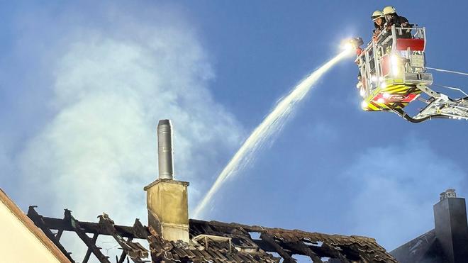 Familie betroffen: Die Feuerwehr löschte den Wohnhausbrand am Morgen.