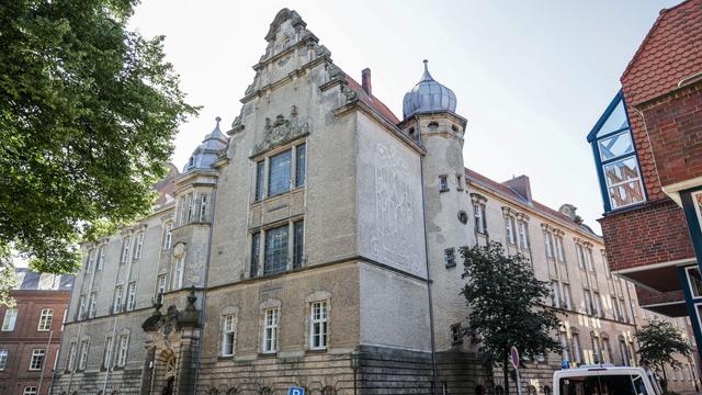 Landgericht Stade: Mit Messer auf Vater eingestochen? Mordprozess hat begonnen