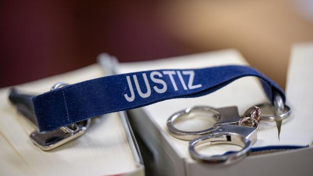 Identitätsschwindel: Nach Betrugsserie: Ex-Polizist erhält fast fünf Jahre Haft