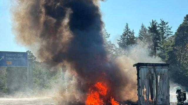 Richtung Basel: Nach Lastwagenbrand auf A5: Fahrstreifen bleibt gesperrt