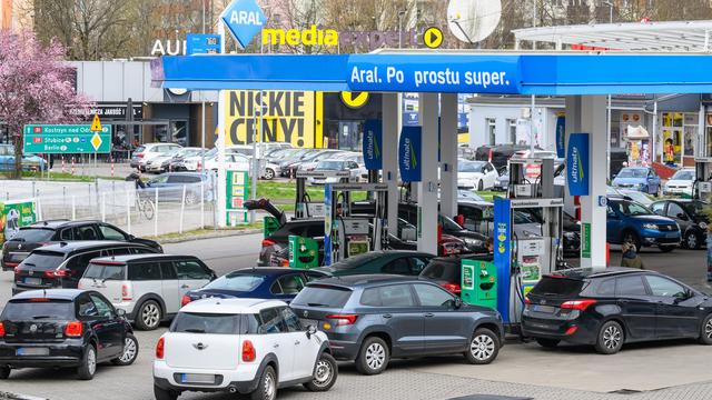 Poland temporarily cuts fuel VAT to 8% for holiday relief