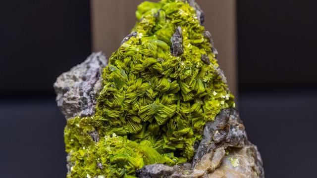 Schatzsuche und Strahlenschutz: Schöne Form, grelles Leuchten – was an Mineralien fasziniert