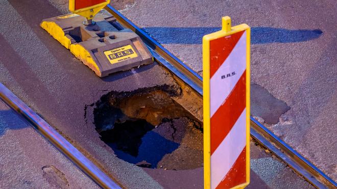  Ein Straßeneinbruch im Leipziger Westen sorgt für Einschränkungen im Bus- und Straßenbahnverkehr.