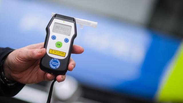 Kriminalität: Sturzbetrunken und mit Messer – Mann bedroht Frau