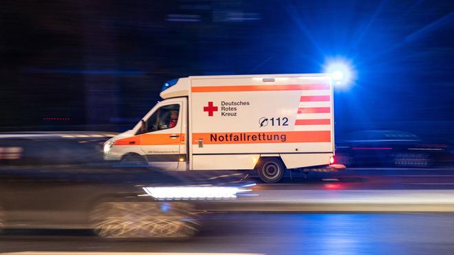 Riskantes Überholmanöver: Sanitäter bringen die Verletzten in ein Krankenhaus. (Symbolbild)