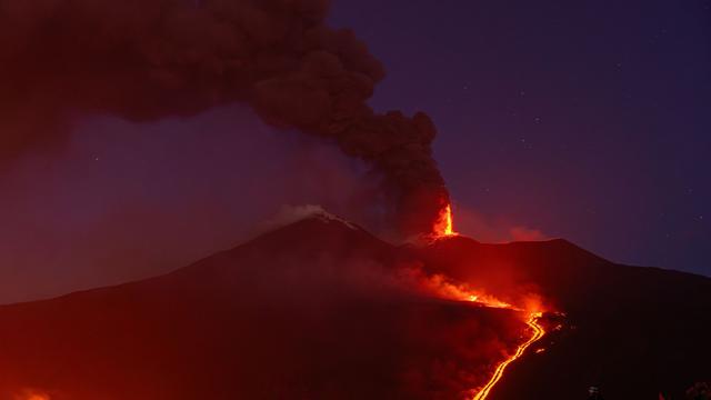 Etna eruption disrupts flights, draws crowds; airport closure continues