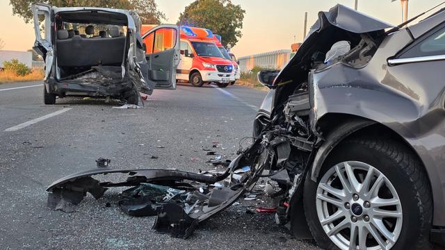 Unfall: Zusammenstoß mit Kleinbus - fünf Menschen verletzt