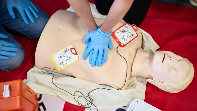 Herz-Kreislauf-Stillstand: 65.000 Menschen außerhalb von Krankenhäusern reanimiert
