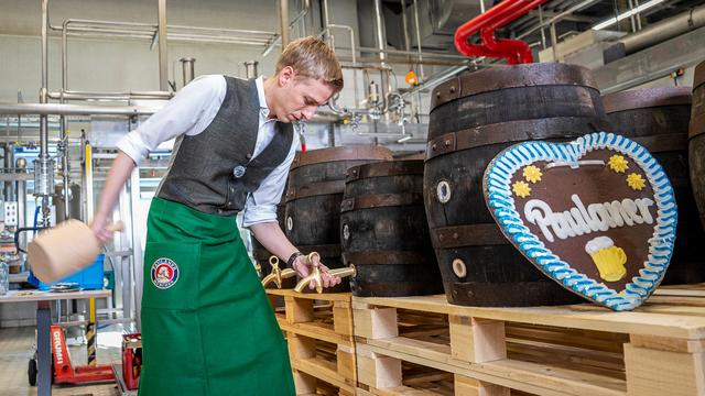 München: Anzapftraining: OB Krause probt für Wiesn-Anstich