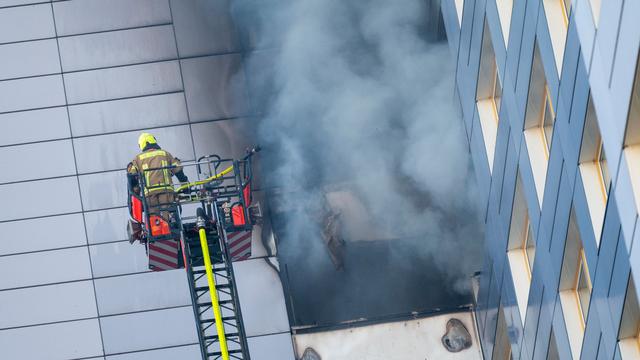 Feuer in Wohnhaus: Großeinsatz bei Hochhausbrand nahe Ostbahnhof