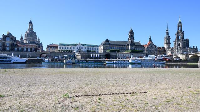 Niedrigwasser: Elbe in Dresden sinkt weiter - Weiße Flotte fährt nicht mehr