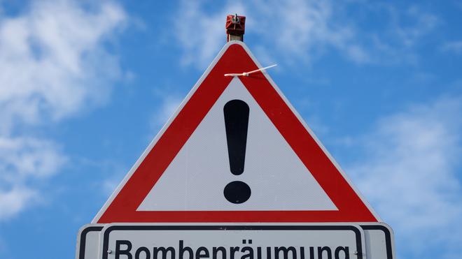 Kampfmittelräumdienst: Die Bombe liegt auf einem Feld. (Symbolbild)
