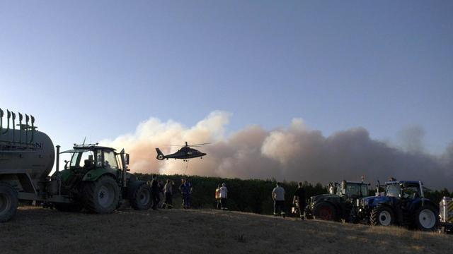 Löscharbeiten dauern an: Großer Waldbrand: Feuer nur 500 Meter von Ortschaft entfernt