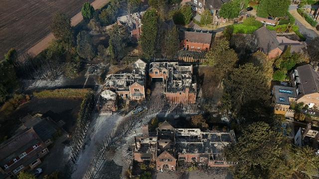 Großbritannien: Mehrere Häuser bei Waldbränden in England zerstört