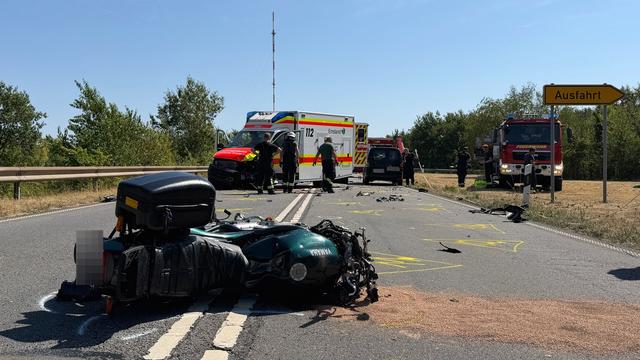 Verkehrsunfall: Motorradfahrer stirbt bei Frontalcrash mit Rettungswagen