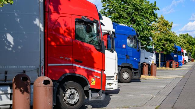 Diebstahl an Lkw-Parkplätzen: «Planenschlitzer» stehlen Schuhe aus Lkw