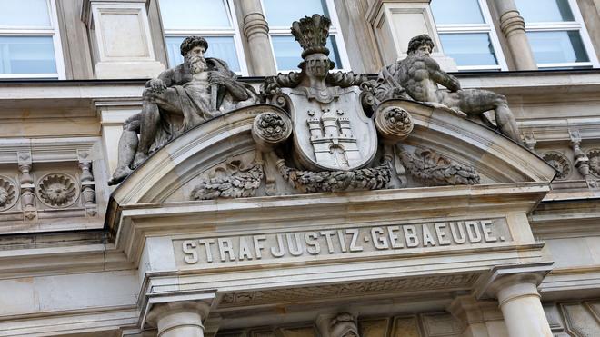 Landgericht Hamburg: Die Staatsanwaltschaft wirft ihm vor, mit weiteren Beteiligten zwischen Januar 2024 und September 2025 den Import und Vertrieb von insgesamt 2,4 Tonnen Kokain organisiert zu haben. (Symbolbild)