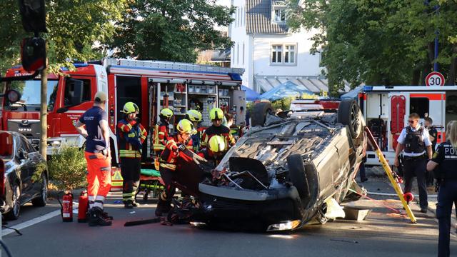 Kollision mit Baum: Unfall in Wiesloch: Feuerwehr rettet Mann aus Auto