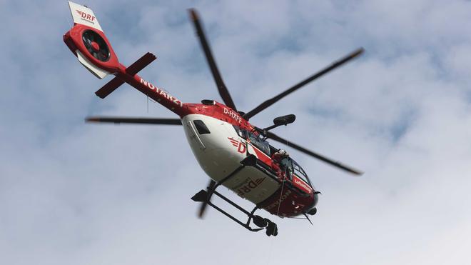 Kollision mit Lastwagen: Nach einem schweren Unfall auf der Zufahrt zur Autobahn 81 war auch ein Rettungshubschrauber im Einsatz. (Symbolbild)